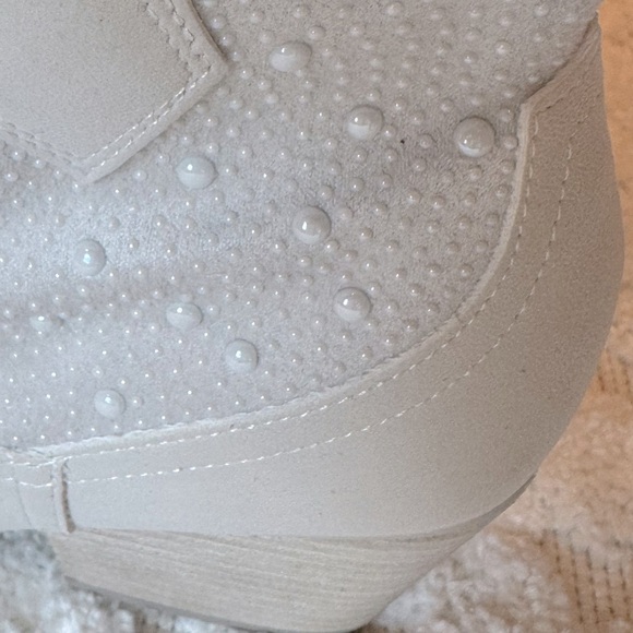 Cowgirl Booties Light Tan White Pearl Studded Western Boots Block Heel Size 7 - Picture 5 of 7